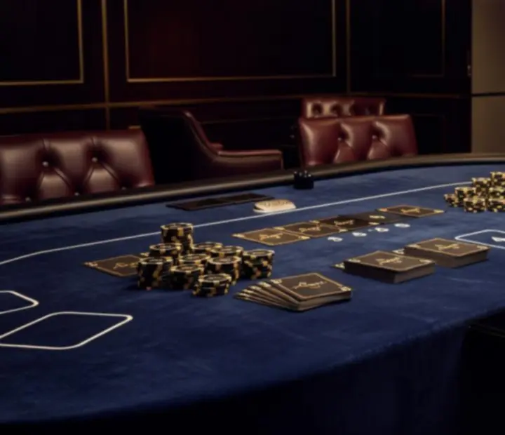 Profesionální dealer rozdává karty u prémiového pokerového stolu